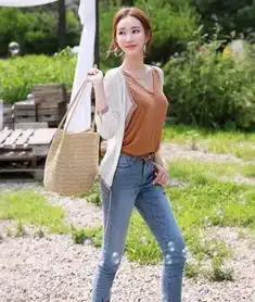  街拍面带微笑的小姐姐,尽显时尚优雅大气