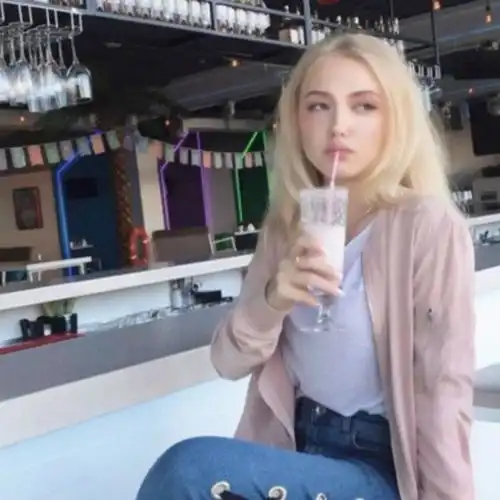  欧洲美女以为中国人吃不饱饭,来中国餐厅吃饭,发现自己太没见识