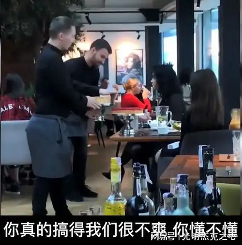  乌女网红高级餐厅点蛋糕用于拍照,拍完后不付餐费,惨遭蛋糕砸脸