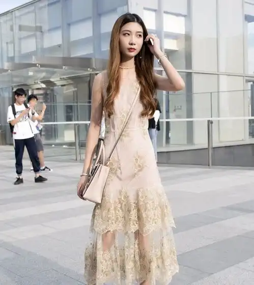  连衣裙简约大方又不失美感与雅致,营造高贵美丽的强大气场