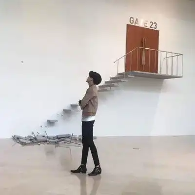 很难看出是情侣头像被忽略的一个边缘人