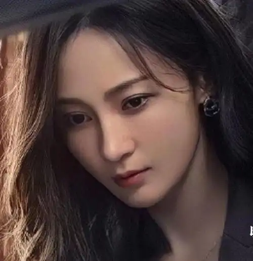  姚笛穿着低调跟闺蜜聚餐,手拎万元包,戴口罩难掩憔悴