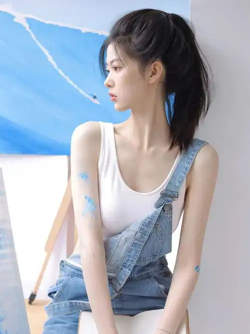  背带裤内搭白色吊带背心很流行果然好看,清新洒脱,很有少女感