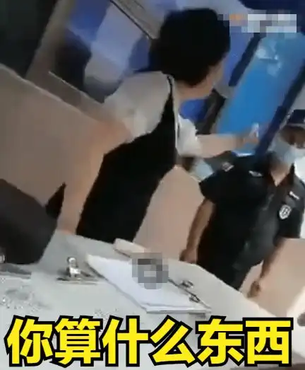  女子没戴口罩欲闯公司被拦,当众怒骂保安,女子你算什么东西