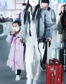  李小璐低调戴着口罩带甜馨身穿香芋色长款羽绒服现身一路疾走