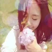  唯美有花阳光灿烂的女头像
