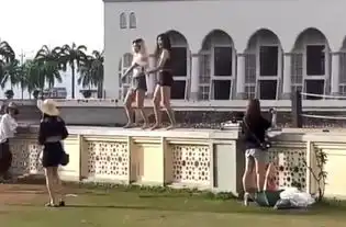  中国2名女游客在寺前热舞,被遣返回国网友丢人丢到国外了