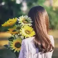  女孩侧面拿花图片唯美动漫女孩侧面拿花头像