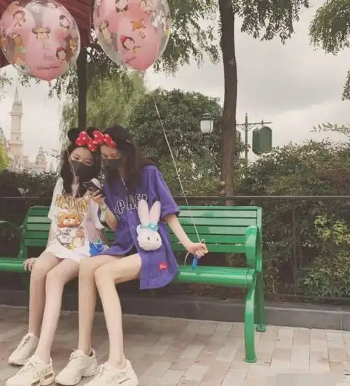 王菲为李嫣庆祝14岁生日,和妈妈站在一起像姐妹