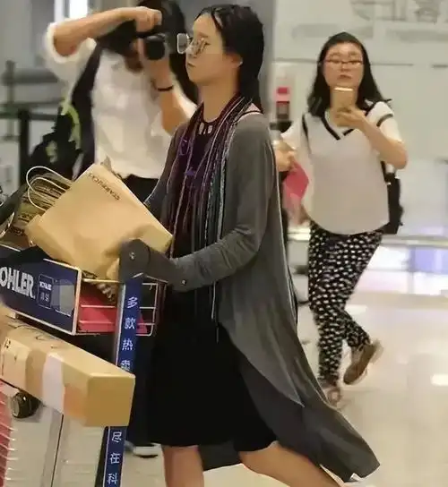  杨丽萍聚餐受人尊敬,晚辈下跪求签名,小彩旗我不想当第二个她