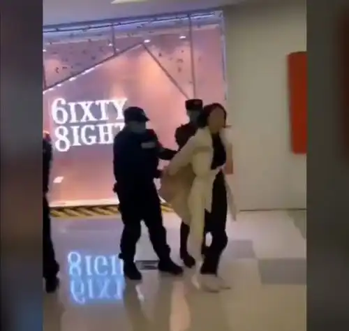  贵阳妙龄女子不戴口罩进商场被拦,气焰嚣张辱骂并踢踹工作人员