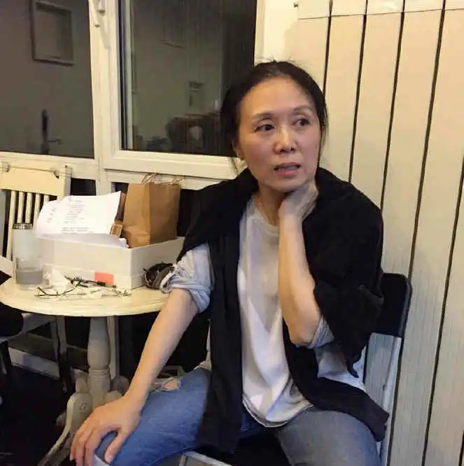  59岁的吴琼,和老公合照像母子一样,两人没有孩子,做了丁克一族严凤英