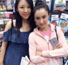  张柏芝又被路人捕获穿粉衣娇嫩如少女图