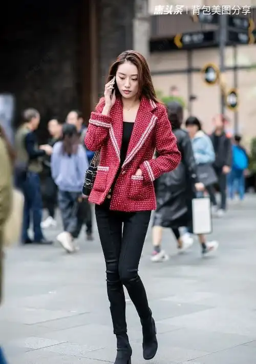  路人街拍,靓女简洁的背心搭配牛仔喇叭裤,凹凸分明很惹眼
