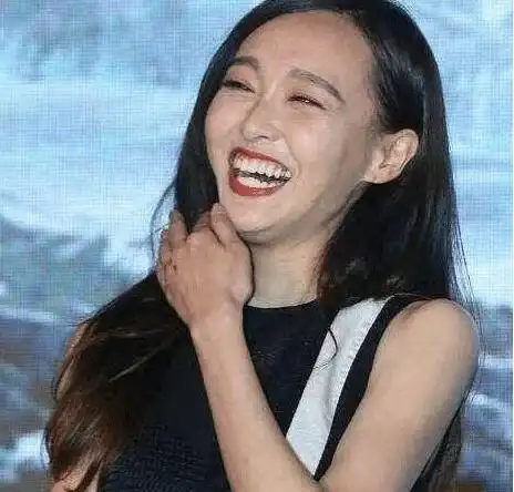  一旦大笑颜值就会崩塌的女星唐嫣变白百合,刘亦菲也不能幸免