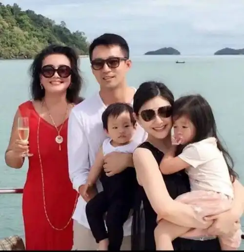  具俊晔直奔大s家孩子见继父,汪小菲妈妈孙儿们健康成人就好