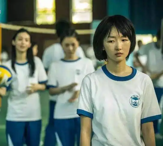  演过学生妹的女明星郑爽青春,关晓彤霸气,周冬雨最经典