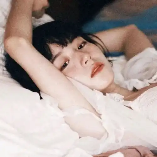  真人女生头像听山河把春风酿成千言万语,吹过旧人故里