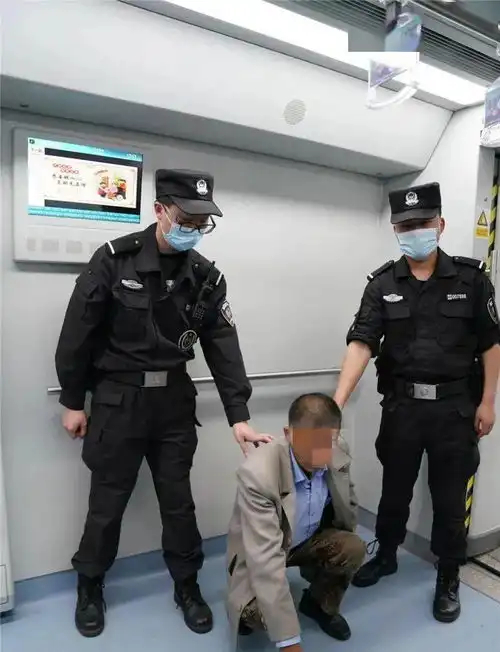  昆明地铁站,男子大声播放歌曲还在车厢里抽烟素质呢