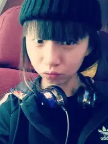  小彩旗现身机场不见镜头忙脱口罩6929005搜狐时尚频道图片库大视野搜狐