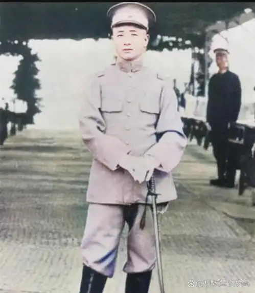  1907年,年轻时张作霖的照片,眉清目秀一副南方男人的儒雅气质