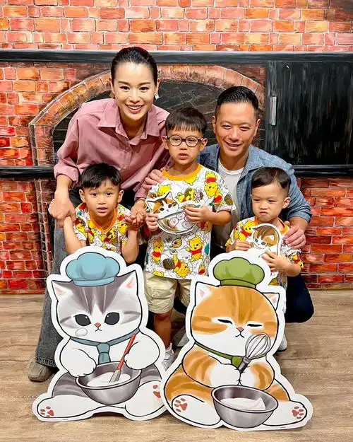  胡杏儿一家五口体验做月饼,亲子互动好温馨,三个儿子好帅好可爱