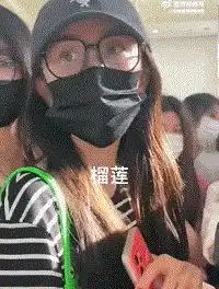  杨幂戴黑框眼镜素颜现身,赶高铁遭插队,霸气回怼了5个字