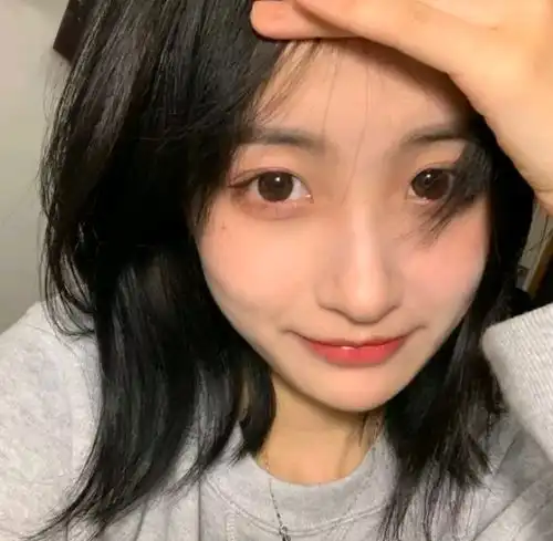  真人女生头像怎么解释草稿纸上都是你的名字.
