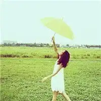  好看的在阳光下,在雨中女生撑伞唯美头像图片,正面侧面背影都有