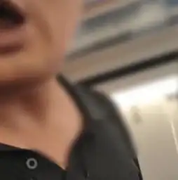  孩子高铁乱跑乱叫,女子劝老人看管反遭辱骂孩子吃屎你也吃