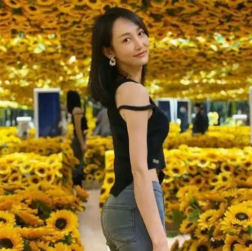  王皓卡点为老婆庆37岁生日,送香奈儿项链好浪漫,宠溺亲吻显恩爱