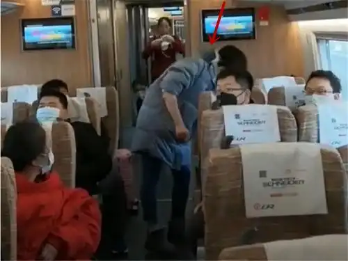 女子乘高铁不戴口罩,乘务员好心提醒却遭打骂,结局太解气