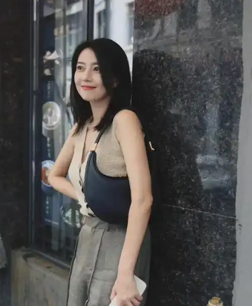  高圆圆骑自行车接女儿放学,首次晒出女儿正脸照,容貌端正像爸爸