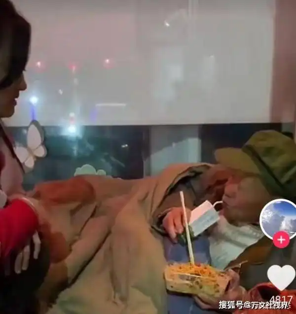  七旬老人露宿街头,很饿很冷令人心酸,美女的举动很暖心