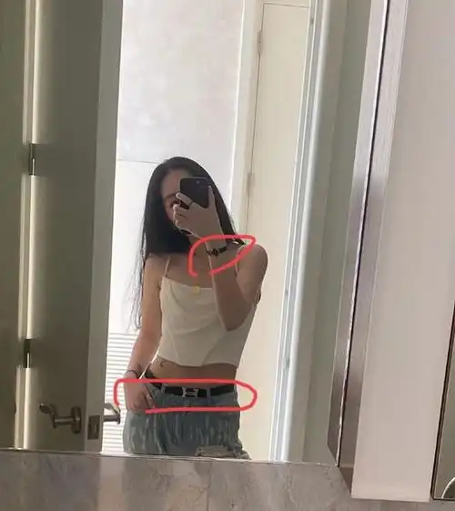  李咏过世三年,女儿变辣妹还刺青吊带短裙一身奢侈品很个性