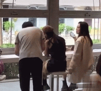  杨幂开工前低调逛街,长腿吸引路人目光,现场男子看得移不开眼