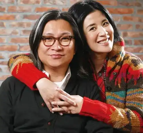  吴君如为60岁陈可辛庆生,曾华倩携子现身,儿子身高1米91真高啊