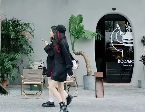  杨幂开工前低调逛街,长腿吸引路人目光,现场男子看得移不开眼