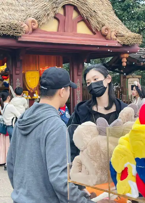  组图何猷君奚梦瑶游迪士尼被偶遇戴口罩也难掩高颜值