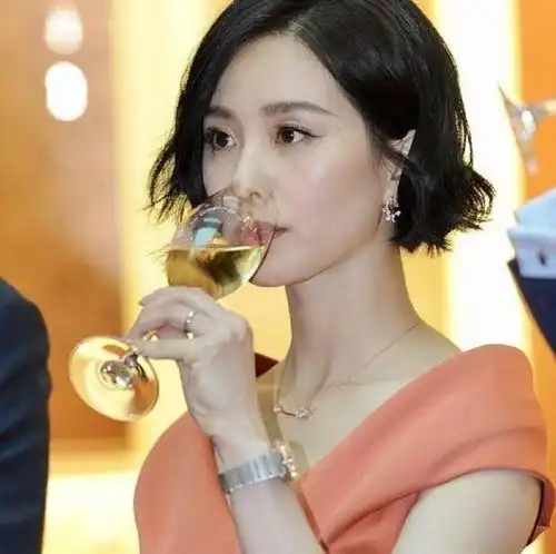  明星喝酒应酬刘昊然一口闷,赵丽颖假喝,而他被保护得像个孩子