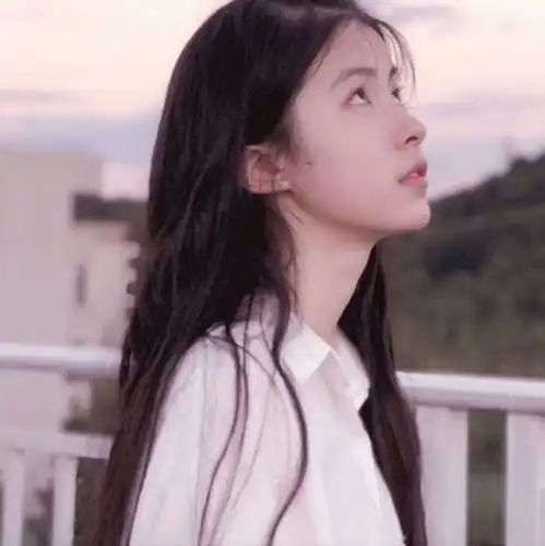  阳光与笑脸更配洒脱迷人女生头像