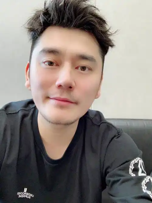  举报钱枫女子身份曝光,疑用同一只猫做头像,曾是王思聪签约主播