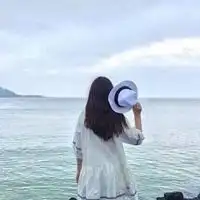  女生背影长发头像戴帽