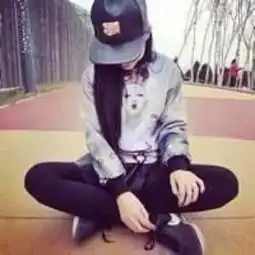  求戴帽子的情侣头像,和这个的情侣