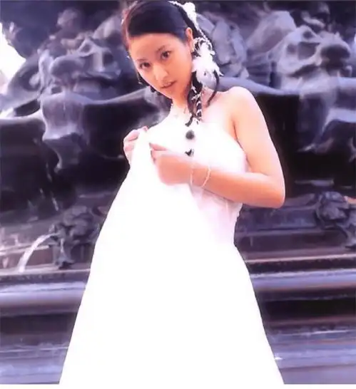  琼女郎林心如,外表单纯无辜的白莲形象,其上位并不简单