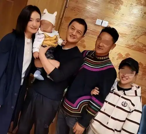  李亚鹏二婚小女儿外出被拍,长相颇像姐姐李嫣海哈金喜气质极佳