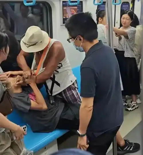  67岁拳王青岛地铁施暴,20岁小伙被打成血人,网友吓人