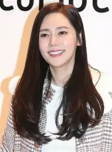  秋瓷炫产后半年与老公出席活动,脚步轻盈如少女,十指相扣超恩爱