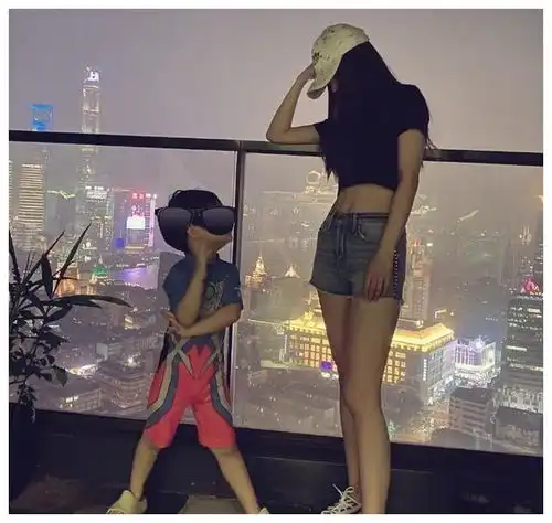  baby带儿子与闺蜜游迪士尼小海绵戴墨镜口罩酷劲十足