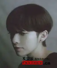  潮流女生短发造型推荐简约大方气质修颜